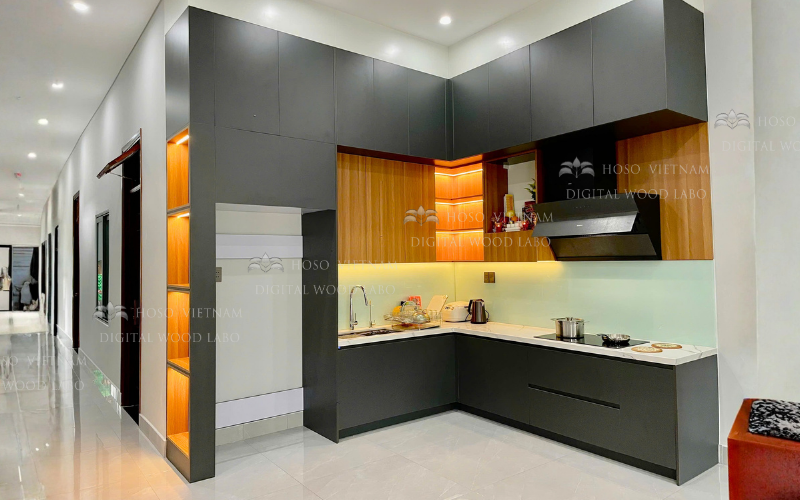 BẾP TRỌN GÓI HOSO | Mẫu Bếp Chữ L Hiện Đại Xám – Gỗ | Chống Nước, Sang Trọng | MOON’S HOUSE – THI CÔNG TỦ BẾP TRỌN GÓI TẠI ĐÀ NẴNG | 0901 479 818